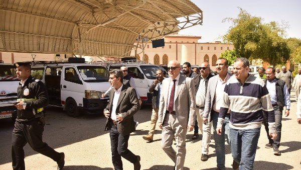 محافظ الأقصر يتفقد موقف أرمنت–البياضية لمتابعة تطبيق تعريفة الركوب الجديدة