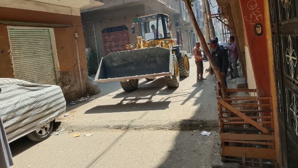 إزالة  (٢) مطب عشوائي وإزالة سور مخالف بترعة الكلابية بحي شرق بمدينة الأقصر