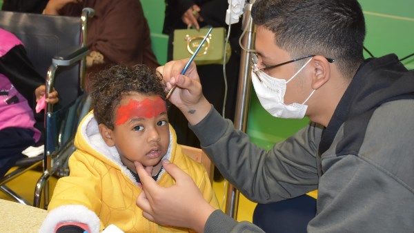 ضحكات وأمل للأطفال بمستشفى شفاء الأورمان مسرح العرائس يلون يومهم بالأقصر