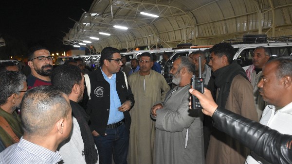 نائب محافظ الأقصر يتفقد مواقف السيارات لمتابعة تعريفة الركوب