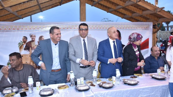 محافظ الأقصر يشهد إفطار "الأقصر على مائدة واحدة" بساحة سيدي أبو الحجاج