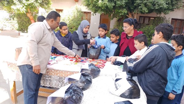 تلاميذ مدرسة أرمنت الابتدائية يشاركون وحدة تكافؤ الفرص في تعبئة "شنط رمضان" ضمن مبادرة (الخير يجمعنا)