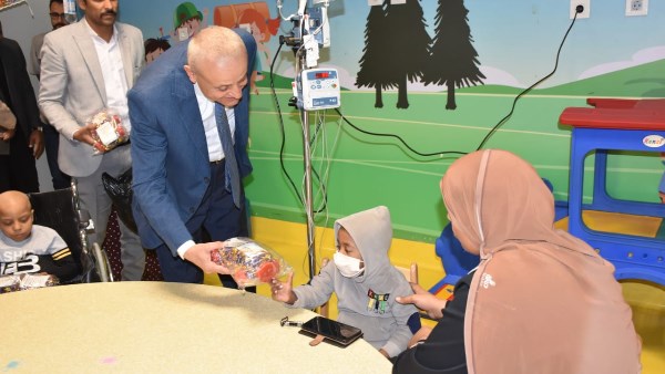 محافظ الأقصر يزور أطفال مستشفى الأورمان للتهنئة بعيد الفطر