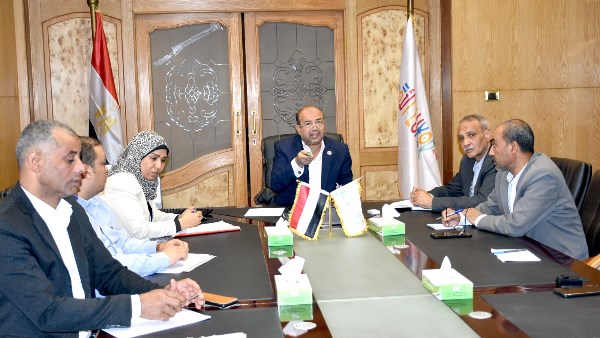 السكرتير العام لمحافظة الأقصر يترأس اجتماعًا موسعًا لبحث طرح الأراضي المستردة للاستثمار  ويناشد المواطنين بسرعة استكمال التقنين