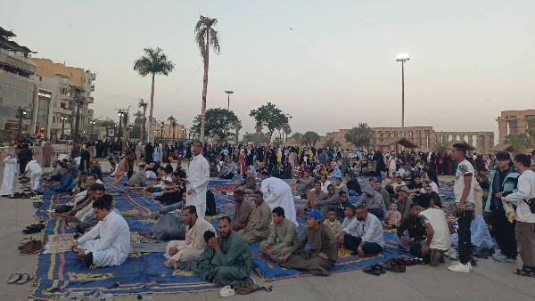 توافد مئات المواطنين على ساحة أبو الحجاج بالأقصر استعدادًا لأداء صلاة عيد الفطر المبارك