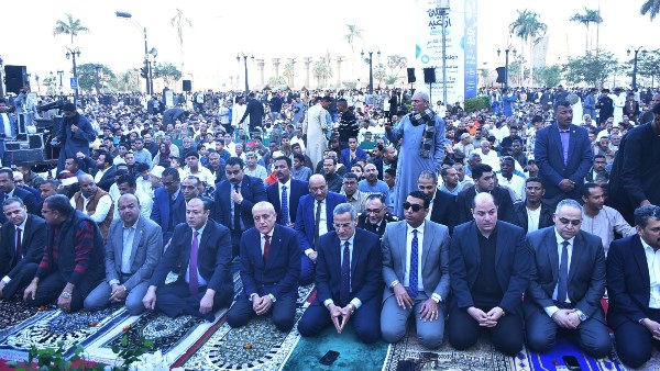 وسط آلاف المصلين.. محافظ الأقصر يؤدي صلاة عيد الفطر بساحة سيدي "أبو الحجاج"