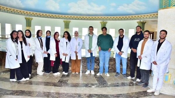 زيارة علمية لطلبة كلية الصيدلة بجامعة أسيوط إلى صيدليات مستشفيات شفاء الأورمان للتعرف على منظومة العمل الصيدلي الحديثة