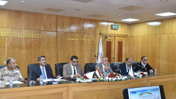 محافظ الأقصر يترأس جلسة المجلس التنفيذي لمناقشة ملفات التنمية والخدمات بالمحافظة