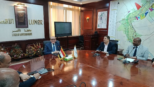 محافظ الأقصر يترأس اجتماعاً موسعاً لمتابعة استعدادات الدورة الخامسة عشرة لمهرجان الأقصر للسينما الإفريقية