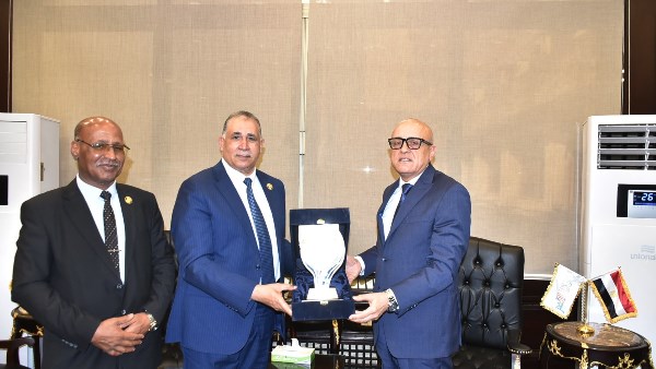 محافظ الأقصر يستقبل نقيب محامين مصر 