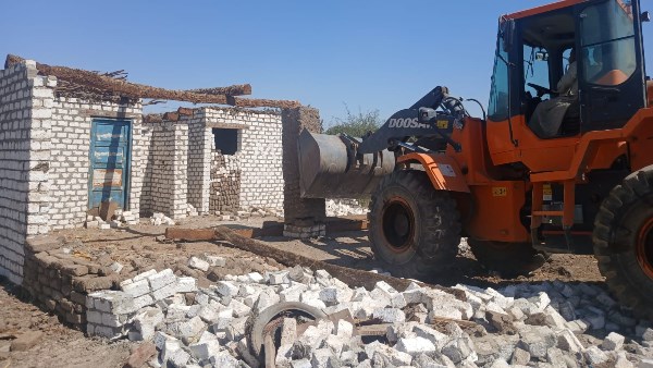 حملة ازالات مكبرة بمركز اسنا 