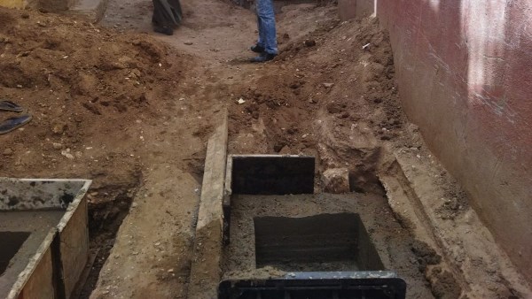 استكمال أعمال توصيل الغرف المنزلية للصرف الصحي بقرية ترعة ناصر جنوب اسنا الاقصر