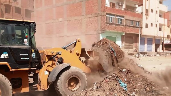 في استجابة من محافظ أسوان لأهالى أبو الريش قبلى.. رفع 80 طنا من القمامة والمخلفات