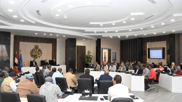 محافظ أسوان يشدد على إزالة التعديات وتقنين أراضي الدولة بسرعة قياسية