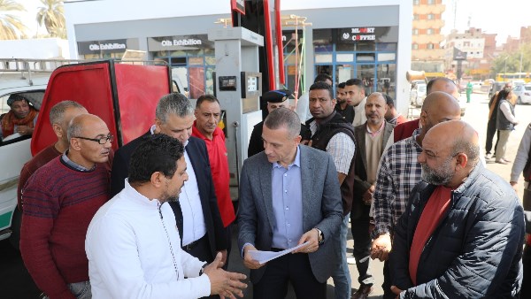 جولة ميدانية لمحافظ أسوان على محطات الوقود ومواقف السيرفيس ..شاهد