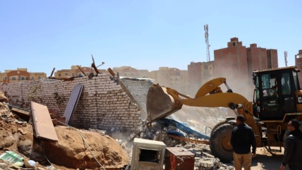 في أسوان.. إزالة 7 حالات تعد بمنطقة الإسكان المميز.. وتحويل المتعدين للنيابة العسكرية
