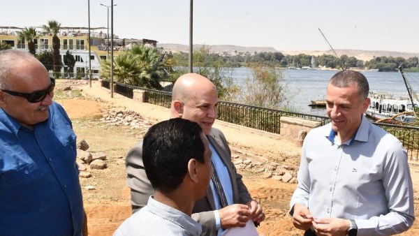 محافظ أسوان يتفقد مشروع إنشاء 3 ملاعب بادل على ضفاف النيل