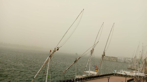 محافظ أسوان: وقف حركة العبارات والعائمات بسبب التقلبات الجوية ..صور