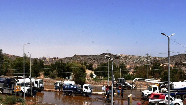 نائب محافظ أسوان يشرف على إصلاح كسر بخط طرد العقاد دون قطع المياه