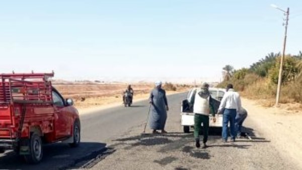 تنفيذ أعمال ترميم وإنشاء مطبات بعدة شوارع بمدينة موط بالوادى الجديد