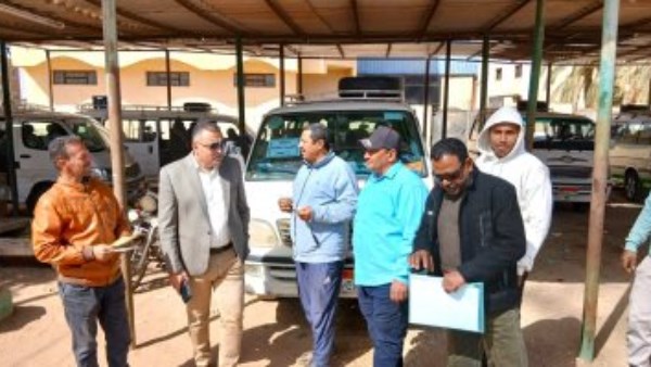 رئيس مركز الداخلة يتفقد المواقف ومحطات الوقود لمتابعة الالتزام بالتعريفة الجديدة