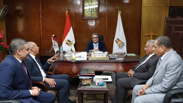 المحافظ و نواب البرلمان