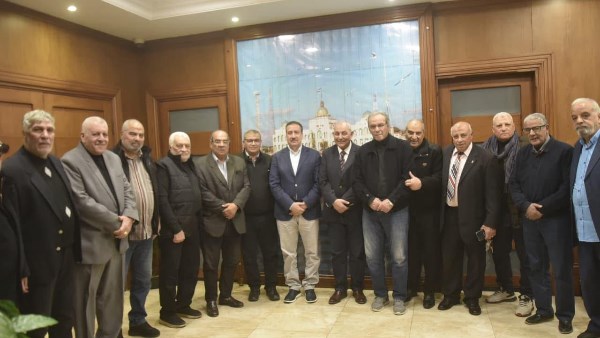 محافظ بورسعيد يستقبل قدامى لاعبي النادي المصري ويشيد بتاريخهم الرياضي