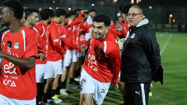 منتخب مصر ينظم ممرًا شرفيًا للاعبين الجدد