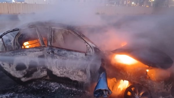 تفحم سيارة بالطريق الصحراوي بالإسكندرية