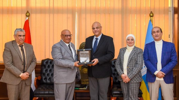 محافظ الإسكندرية يتسلم شهادة الايزو