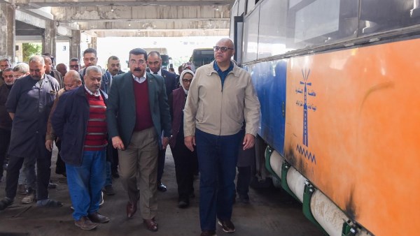 محافظ الإسكندرية يتفقد جراج النقل العام