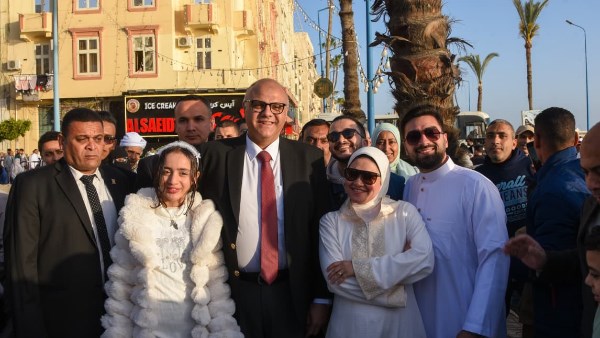 محافظ الاسكندرية يؤدي صلاة العيد بالمرسي ابوالعباس