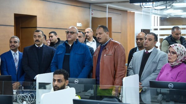 محافظ الإسكندرية بمركز السيطرة