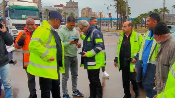 رئيس شركة الصرف يتابع ميدانيا جهود التعامل مع الأمطار