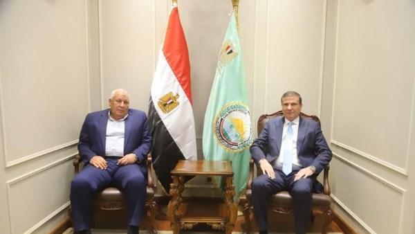 وزير الزراعة خلال استقبال محافظ مطروح 