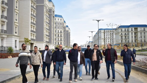 رئيس مدينة العلمين الجديدة خلال الجولة