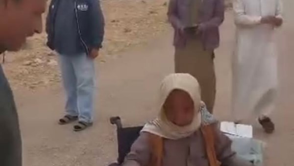 خلال تسليم الكرسي المتحرك