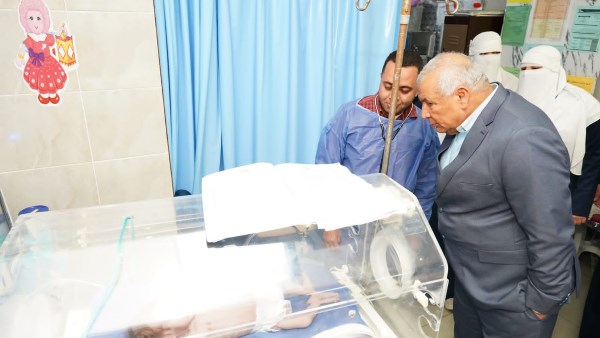 محافظ مطروح خلال  الجولة بالمستشفى 