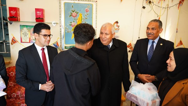 محافظ مطروح خلال  زيارة  دار الايتام