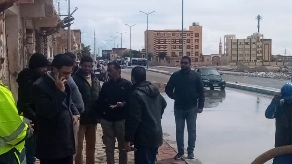 نائب محافظ مطروح يتفقد جهود رفع تجمعات مياه الأمطار من الشوارع