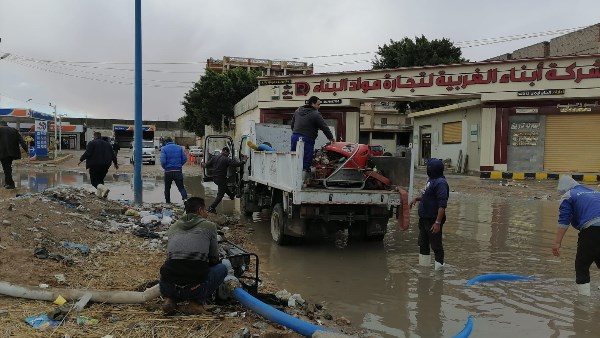 رفه مياه الأمطار من الشوارع 