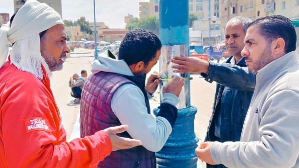 رئيس مدينة مرسي مطروح يتابع تغطية أعمدة الإنارة 