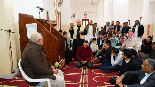 محافظ مطروح خلال الاسنماع لمشاكل المواطنين