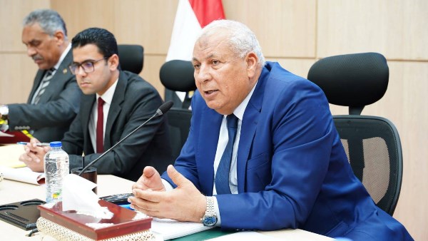 محافظ مطروح خلال اجتماع مجلس التنفيذى