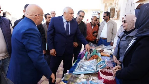 محافظ مطروح خلال تفقد انشطة المركز 
