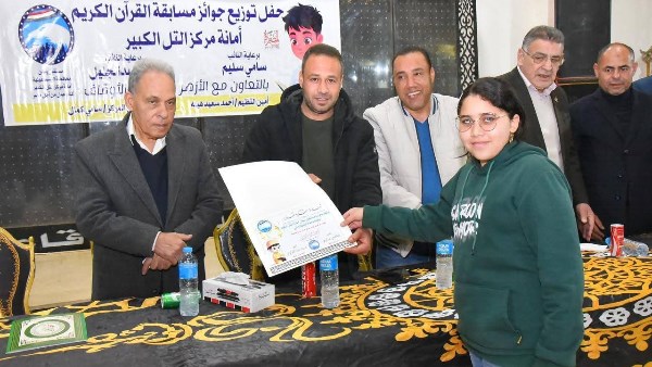 المهندس عادل عبد الجليل أثناء تسليم الجوائز 