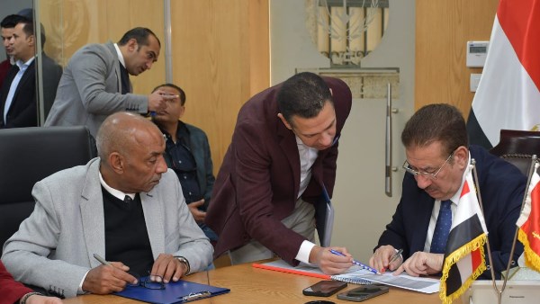 محافظ بورسعيد يشدد على اتخاذ إجراءات رادعة تجاه المتعدين على الأراضي و ممتلكات الدولة 