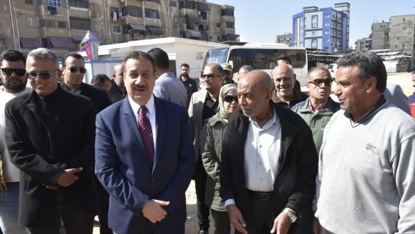 المحافظ يلتقي أهالي المنطقة ويناشدهم بالحفاظ على ما تم تطويره بالمنطقة