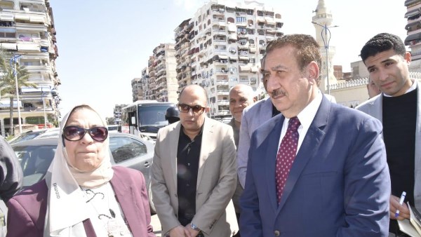 محافظ بورسعيد يبحث حلول ومقترحات معالجة مشكلات الصرف الصحي بمنطقة قشلاق السواحل 