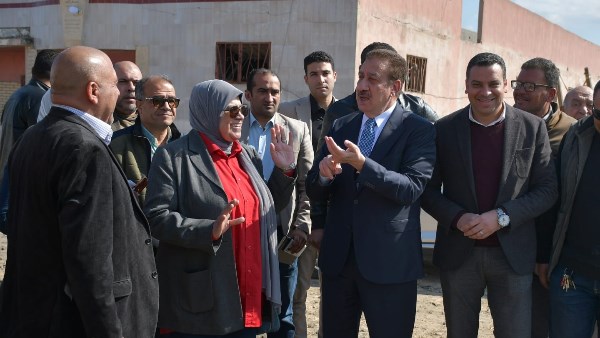 محافظ بورسعيد يتفقد أعمال رصف ورفع كفاءة مدخل مديرية الطب البيطري بالقابوطي الجديد